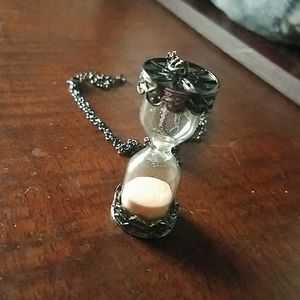 Working hourglass necklace